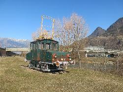 Il locomotore della tram Lana Postal deturpato da atti vandalici